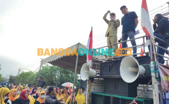 Tuntut Warganya Dipekerjakan, Kepala Desa Sukorejo Gresik Pimpin Demo ke PT Haswin Hijau Perkasa Tuntut Warganya Dipekerjakan, Kepala Desa Sukorejo Gresik Pimpin Demo ke PT Haswin Hijau Perkasa