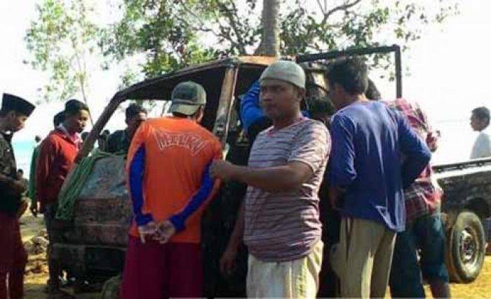 Mobil Penambang Pasir di Sumenep Dibakar Mobil Penambang Pasir di Sumenep Dibakar