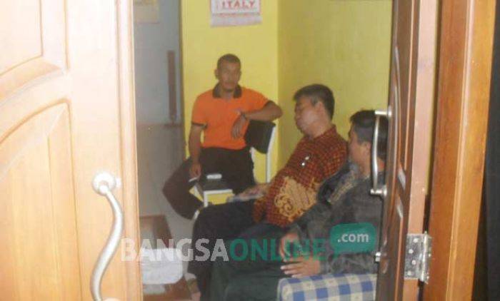 Oknum PNS Dindik Banyumas Terancam Sanksi, Digerebek Warga Berduaan di Rumah Janda Oknum PNS Dindik Banyumas Terancam Sanksi, Digerebek Warga Berduaan di Rumah Janda