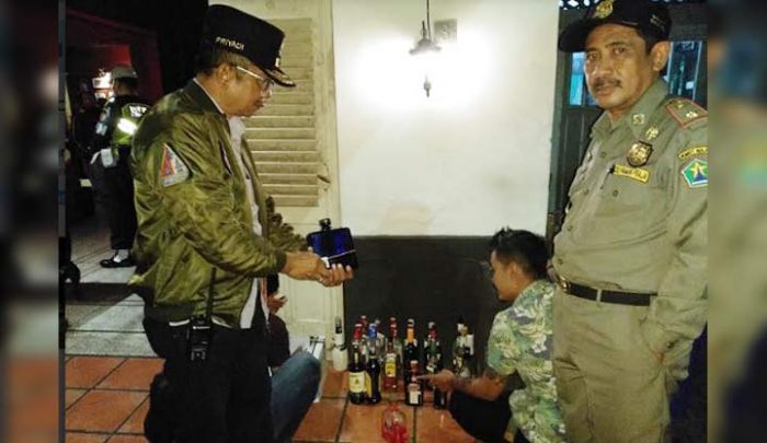 Tim Gabungan Sikat 153 Botol Miras di Toko Leo Borobudur Malang