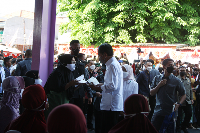 Kunker ke Surabaya, Jokowi Serahkan Bansos ke Warga dan Pedagang Pasar Pucang