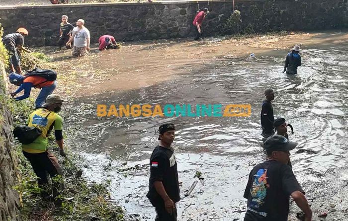 ARPL Kediri Gelar Aksi Bersih-Bersih Sampah di Kawasan SLG ARPL Kediri Gelar Aksi Bersih-Bersih Sampah di Kawasan SLG