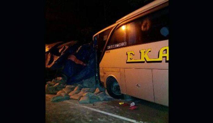 Kecelakaan Karambol di Raya Mantingan-Ngawi, Bus Eka Seruduk Truk dan Panther