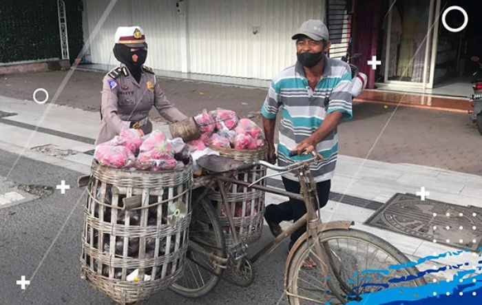 Aksi Simpatik Ipda Wahyu Ningsih Bantu Dorong Sepeda Kakek Penjual Buah Naga Aksi Simpatik Ipda Wahyu Ningsih Bantu Dorong Sepeda Kakek Penjual Buah Naga