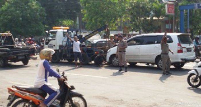 Terpengaruh Ekstasi, Innova Tabrak 1 Mobil, 2 Motor dan 1 Rombong Terpengaruh Ekstasi, Innova Tabrak 1 Mobil, 2 Motor dan 1 Rombong