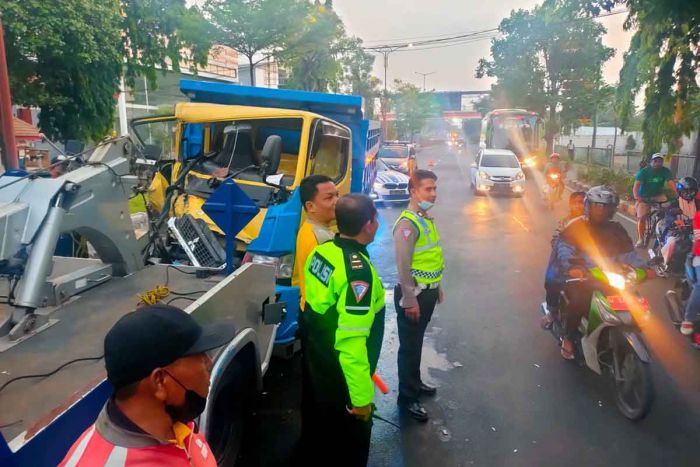 Diduga Ngantuk, Dump Truk di Sidoarjo Tabrak Truk Tangki Penyiram Tanaman