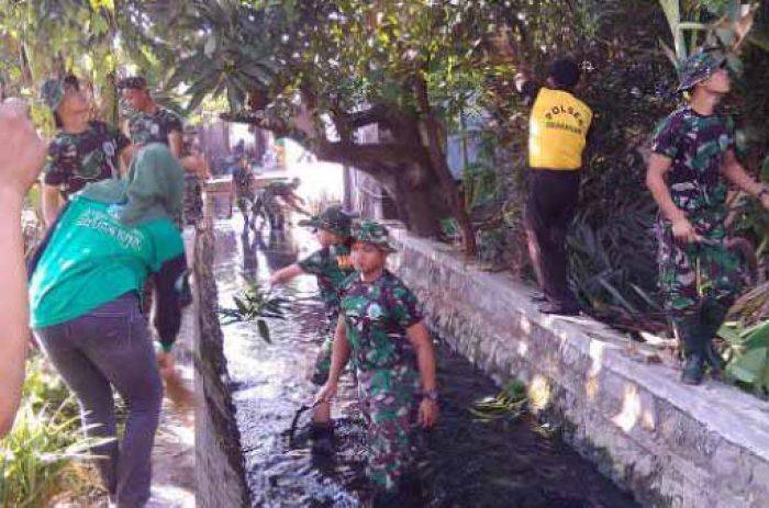 Tentara di Sidoarjo Turun Tangan Bersihkan Sungai Penuh Sampah