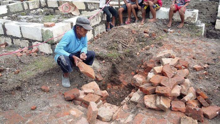 Gali Tanah Punden, Warga Mojojajar Mojokerto Temukan Pondasi Zaman Kerajaan Majapahit Gali Tanah Punden, Warga Mojojajar Mojokerto Temukan Pondasi Zaman Kerajaan Majapahit