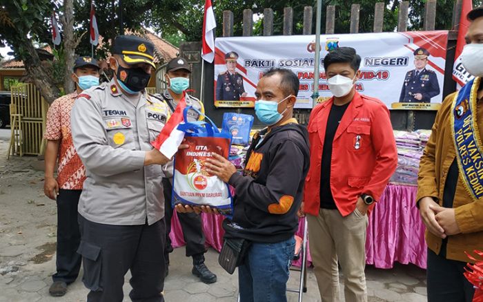Sinergi dengan GMNI, Polres Kediri Kota Bagikan Sembako untuk Warga Terdampak