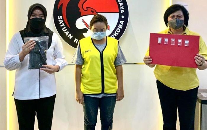 Nekat Jual 5 Paket Sabu, Ibu Muda di Surabaya Diamankan Polisi di Jalan Raya Pakis