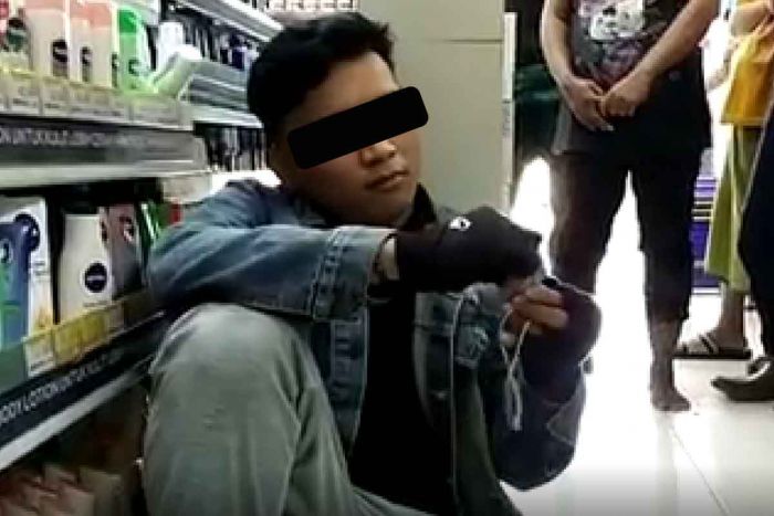 Seorang Bapak Muda Berpakaian Ala ‘Dilan’ Curi Susu Formula di Minimarket Surabaya Seorang Bapak Muda Berpakaian Ala ‘Dilan’ Curi Susu Formula di Minimarket Surabaya
