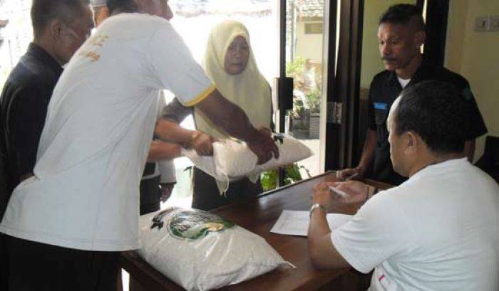 Yayasan Sunan Bonang Berbagi Bingkisan ke Warga Yayasan Sunan Bonang Berbagi Bingkisan ke Warga