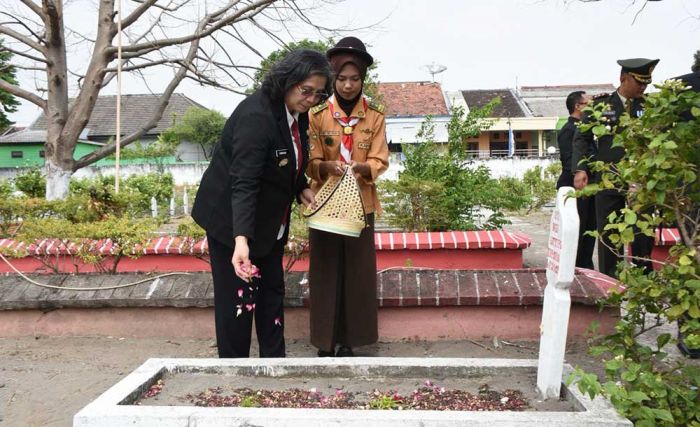 Peringati Hari Pahlawan ke-78, Pj Wali Kota Kediri Ikuti Upacara dan Ziarah ke Taman Makam Pahlawan Peringati Hari Pahlawan ke-78, Pj Wali Kota Kediri Ikuti Upacara dan Ziarah ke Taman Makam Pahlawan