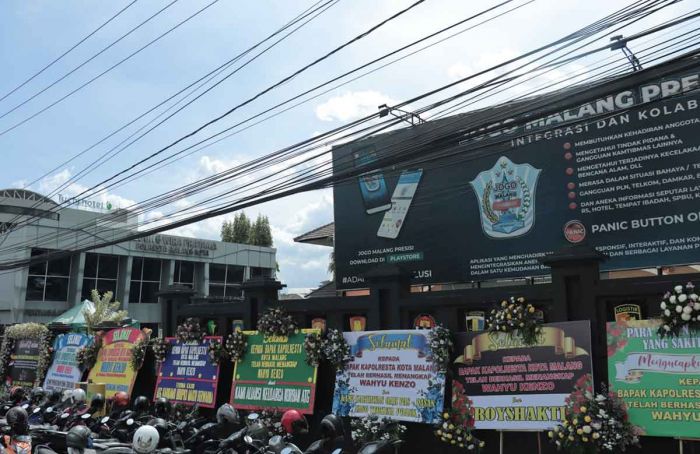 Tangkap Wahyu Kenzo, Karangan Bunga Hiasi Polresta Malang Kota Tangkap Wahyu Kenzo, Karangan Bunga Hiasi Polresta Malang Kota