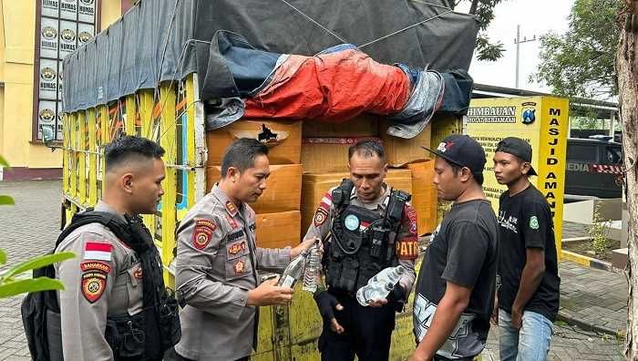 Polisi Amankan Truk Angkut Ratusan Botol Arak Bali yang Bakal Diedarkan di Probolinggo