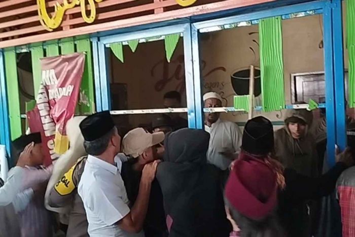 Ratusan Masyarakat Tutup Paksa Karaoke Moga Jaya Pamekasan yang Diduga Sebagai Tempat Prostitusi Ratusan Masyarakat Tutup Paksa Karaoke Moga Jaya Pamekasan yang Diduga Sebagai Tempat Prostitusi