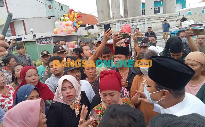 Tak Terima Dagangannya Dipindah, Ibu-ibu di Alun-Alun Kota Pasuruan Geruduk Gus Ipul Tak Terima Dagangannya Dipindah, Ibu-ibu di Alun-Alun Kota Pasuruan Geruduk Gus Ipul