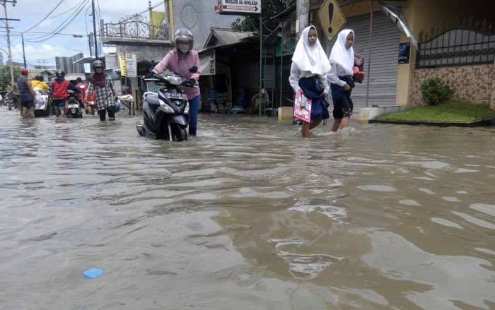 Banjir Terjang Sidoarjo (2): Rendam Ribuan Rumah, Pemprov Nyatakan Siaga Darurat Banjir Terjang Sidoarjo (2): Rendam Ribuan Rumah, Pemprov Nyatakan Siaga Darurat