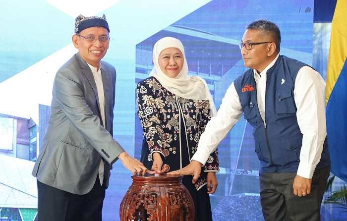 Resmikan Wall Raising Plaza Airlangga, Khofifah Optimis Jadi Pusat Kegiatan 5 Pilar Pentahelix Resmikan Wall Raising Plaza Airlangga, Khofifah Optimis Jadi Pusat Kegiatan 5 Pilar Pentahelix