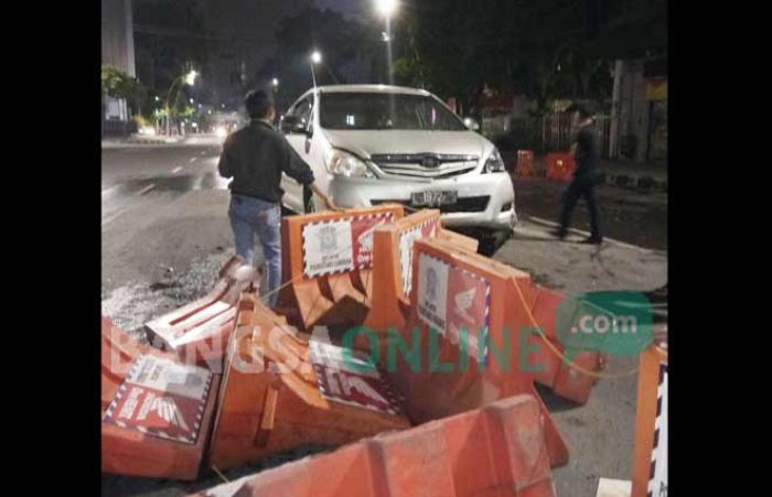 Kecelakaan Tunggal di Basuki Rahmat, Innova Terabas Separator Jalan Kecelakaan Tunggal di Basuki Rahmat, Innova Terabas Separator Jalan