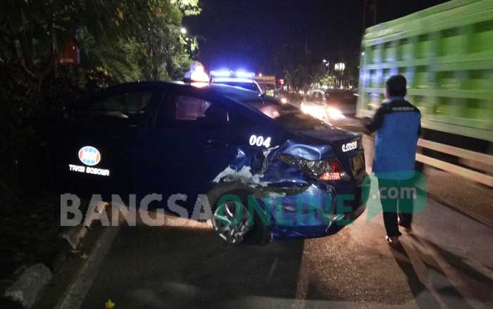 Taksi Seruduk Pohon di Jalan Ahmad Yani Surabaya Taksi Seruduk Pohon di Jalan Ahmad Yani Surabaya