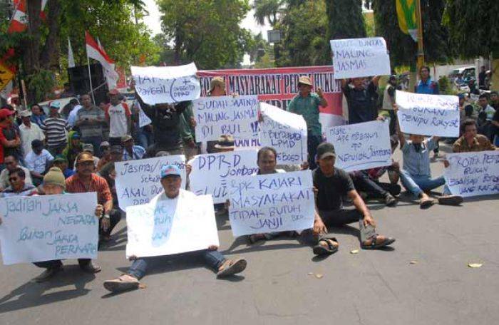 Ratusan Massa Demo Kejari Jombang, Beri Kado Obat Anti Masuk Angin