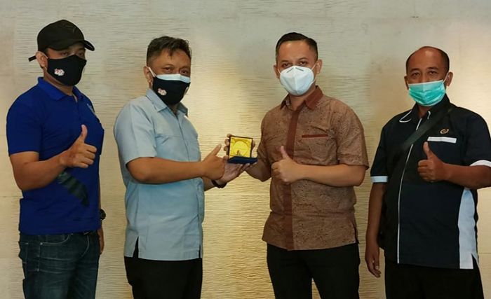 PWI Kediri Serahkan Anugerah Hasta Adiwarta Untuk Pahlawan Covid-19