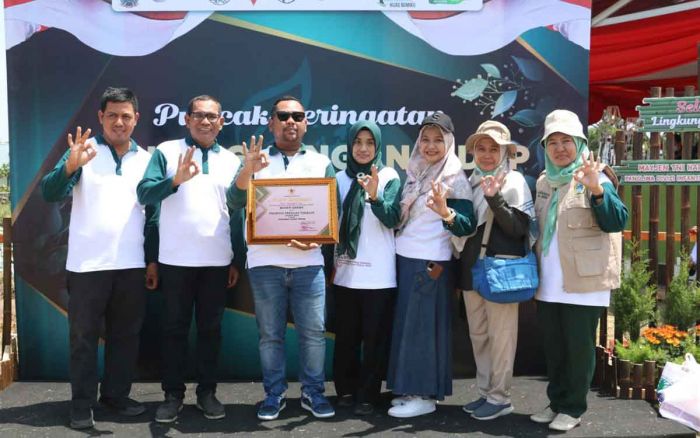 Bupati Gresik Raih Penghargaan Pembina Proklim Terbaik dari Gubernur Khofifah