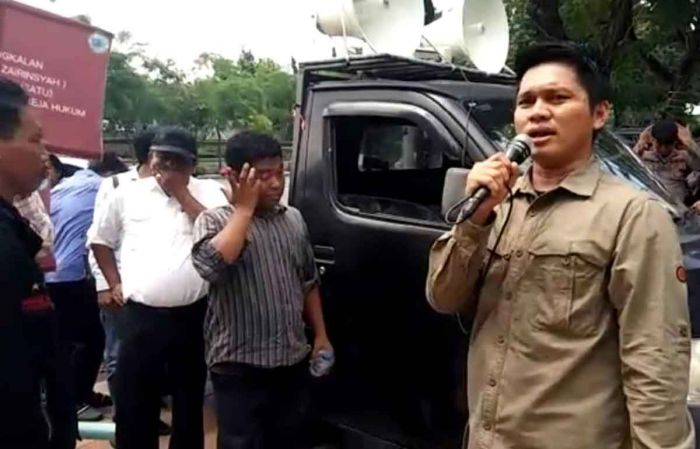 Gelar Demo di Kantor Gubernur Jatim, Pakis Minta Jabatan Sekda Bangkalan Dicopot Gelar Demo di Kantor Gubernur Jatim, Pakis Minta Jabatan Sekda Bangkalan Dicopot