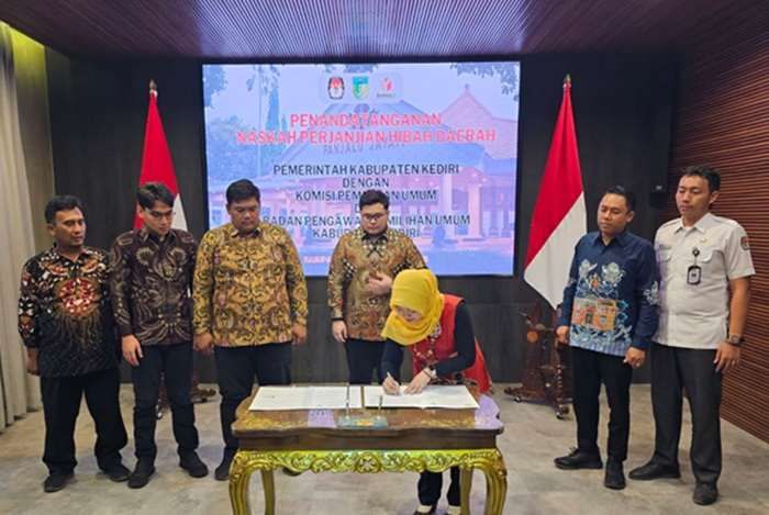 Pemkab Kediri, KPU, dan Bawaslu Tandatangani NPHD Pilkada Tahun 2024 Pemkab Kediri, KPU, dan Bawaslu Tandatangani NPHD Pilkada Tahun 2024