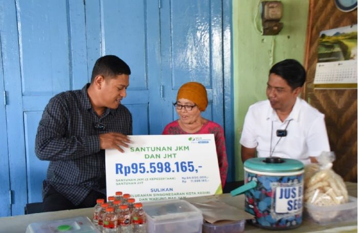 Wali Kota Kediri Serahkan Klaim BPJS Ketenagakerjaan Rp95 Juta pada Ahli Waris Wali Kota Kediri Serahkan Klaim BPJS Ketenagakerjaan Rp95 Juta pada Ahli Waris