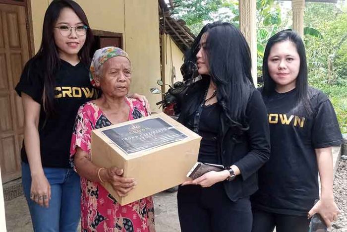 Peringati HUT ke-77 Provinsi Jawa Timur dan Tekan Inflasi, Cafe Crown Madiun Bagikan Paket Sembako