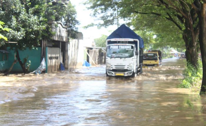 Curah Hujan Tinggi, Tanggul Sungai Konto Jebol, Jalur Kediri-Jombang Terendam Banjir