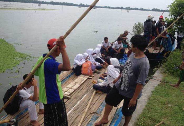 Perahu Jadi Andalan Transportasi Warga Rengel Saat Banjir Perahu Jadi Andalan Transportasi Warga Rengel Saat Banjir