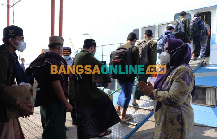 Antisipasi Lonjakan Pemudik ke Bawean, Dishub Gresik akan Tambah Jadwal Keberangkatan Kapal Antisipasi Lonjakan Pemudik ke Bawean, Dishub Gresik akan Tambah Jadwal Keberangkatan Kapal
