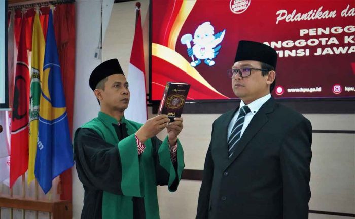 Athoillah Resmi Dilantik Jadi PAW Anggota KPU Jatim Periode 2019-2024