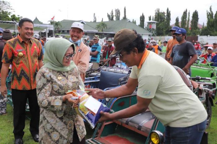 Jelang Idul Fitri, Ratusan Tukang Becak Terima Bantuan dari Pemkab Jombang