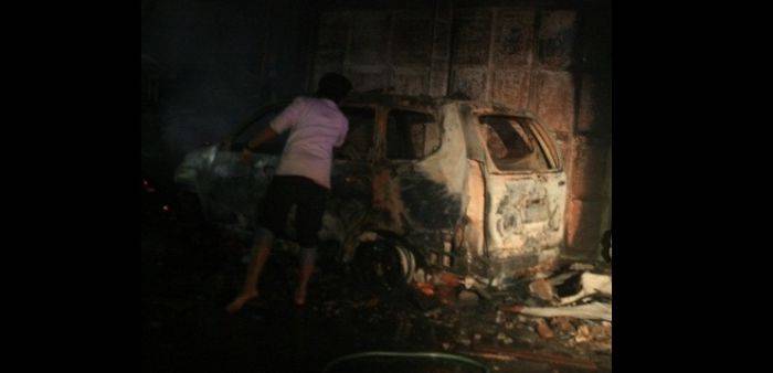 Hindari Balap Liar, Sebuah Mobil di Mojokerto Hangus Terbakar
