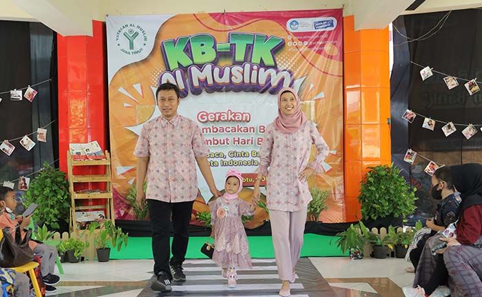 Sambut Hari Batik Nasional, KB-TK Al Muslim Sidoarjo Gelar Batik Fashion Week