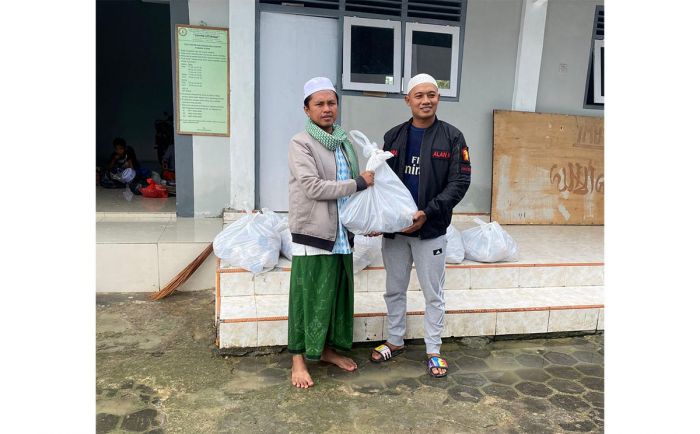 Anggota Dewan Sampang Beri Bantuan Nasi Bungkus ke Ponpes Attaroqqi yang Terdampak Banjir
