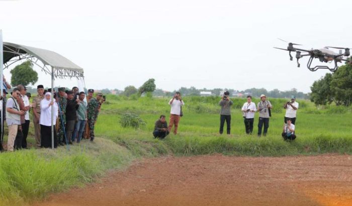 Operasikan Drone Penanam Kedelai di Bangkalan, Gubernur Khofifah: Harapan Baru di Sektor Pertanian