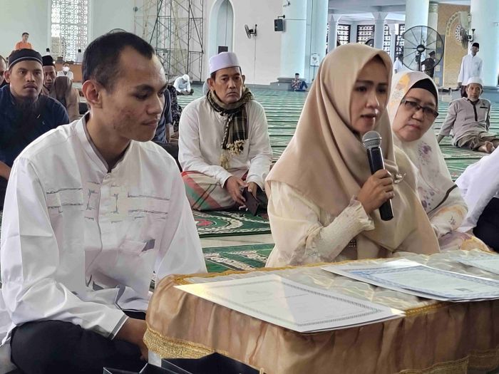 Yakin pada Islam, Ibu dan Anak Ikrar Syahadat di Masjid Al-Akbar Surabaya