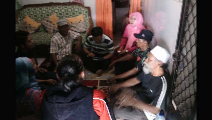 Diduga Selingkuh, Kasek SDN Tebuwung dan SDN Setro Gresik Digerebek Warga Diduga Selingkuh, Kasek SDN Tebuwung dan SDN Setro Gresik Digerebek Warga