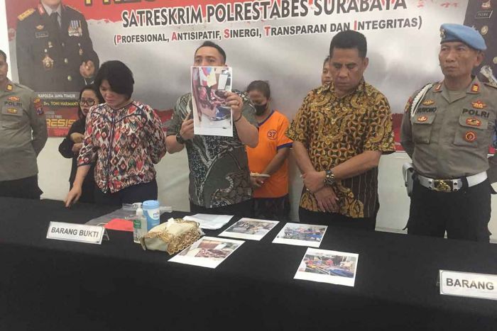 Diduga Karena Hutang hingga Ratusan Juta, Istri di Pandugo Surabaya Nekat Bacok Suami dengan Parang Diduga Karena Hutang hingga Ratusan Juta, Istri di Pandugo Surabaya Nekat Bacok Suami dengan Parang