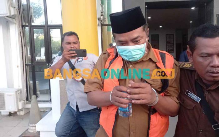 Korupsi Hibah Pokmas Rp1,3 Miliar, Kejari Gresik Tahan Sekdes Kambingan Korupsi Hibah Pokmas Rp1,3 Miliar, Kejari Gresik Tahan Sekdes Kambingan