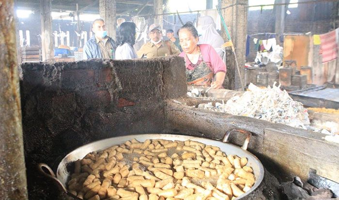 Gunakan Sampah Plastik Sebagai Bahan Bakar, Petugas Datangi Dua Pabrik Tahu di Tropodo Gunakan Sampah Plastik Sebagai Bahan Bakar, Petugas Datangi Dua Pabrik Tahu di Tropodo