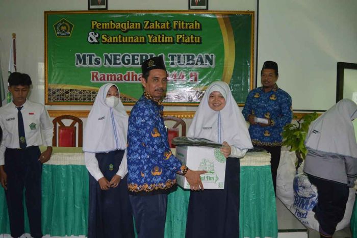 Jelang Akhir Ramadhan, MTs Negeri 1 Tuban Salurkan 713 Zakat Fitrah, Bingkisan dan Tas Sekolah Jelang Akhir Ramadhan, MTs Negeri 1 Tuban Salurkan 713 Zakat Fitrah, Bingkisan dan Tas Sekolah