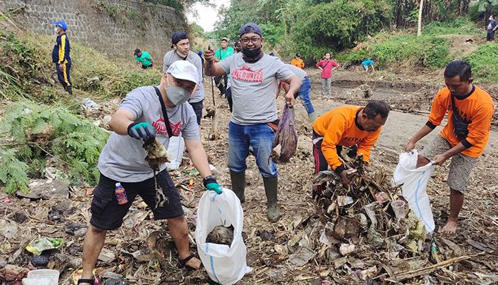 HSN 2022, Ratusan Relawan Turun ke Sungai Kedak Kediri untuk Bersihkan Sampah