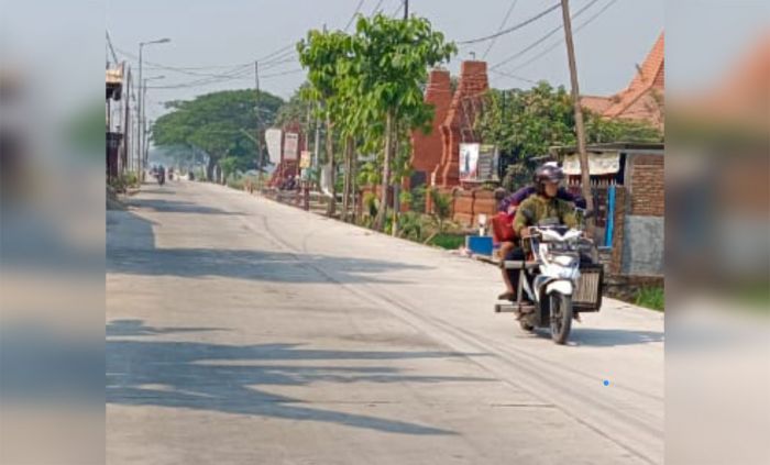 Antusias Warga Mojoanyar Menyambut Jalan yang Sudah Mulus Antusias Warga Mojoanyar Menyambut Jalan yang Sudah Mulus