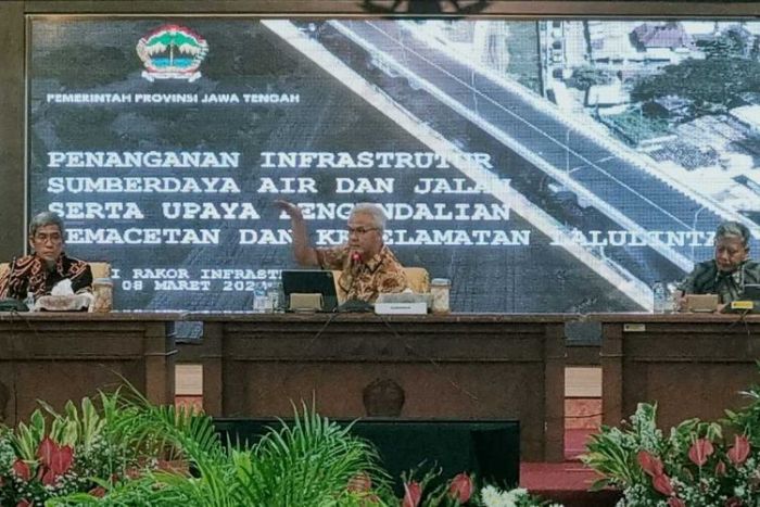 Ganjar Pranowo Terima 2.801 Aduan Jalan Rusak, Ganjar Dorong Penggunaan Dana Darurat